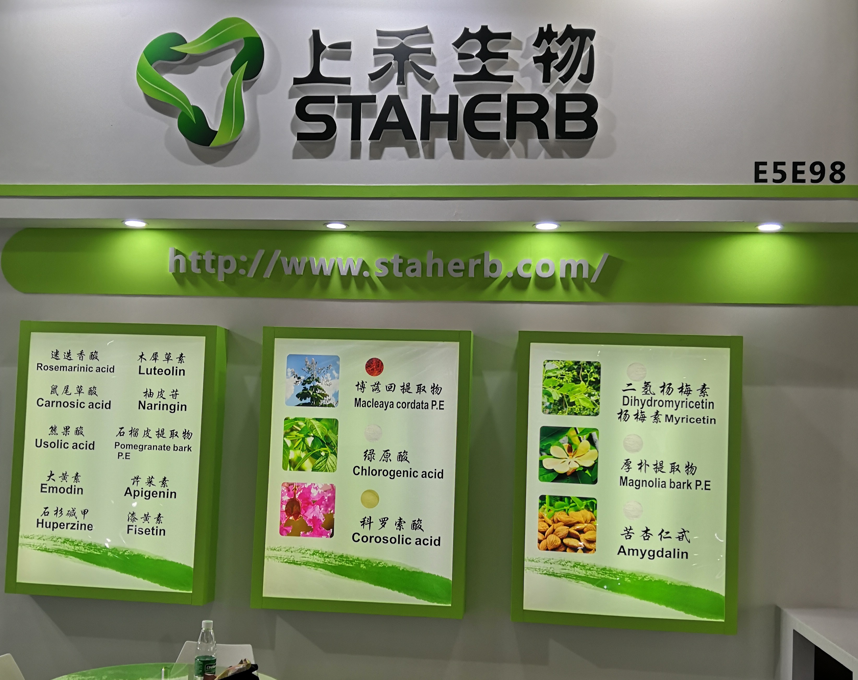 ʯɼ���Ϊ��Ȼֲ����ȡ�������FDA ��׼��ͬ��AD ����ҩ����ȣ�ʯɼ��׵Ļ�ѧ�ṹ���أ����м��ߵ�ѡ����������������������ø����ǿ���ڵ�������Ԫ�Ĺ��ܡ����⣬ʯɼ����ڸ��Ƽ��䡢�����֪�����������������á� ҩ������ ��ƷΪ��Ч�����Ե�����ø���Ƽ����к�ǿ���⵨����ԣ�ԭ����������֢�����������ٴ��۲죬�����Լ��书�ܼ��˵���������������ǿ�������ã��ܸ��Ƽ������֪���ܡ�ҩ��ʵ����������ʯɼ����к�ǿ���⵨����ԣ������Ե�����ø���п����ѡ�����������á����׻��񾭼����ͷ���ĵ��ʴ��ݡ�������������������ˮ ƽ���ٽ�����ָ�����ǿ���䡣 ҩ��ѧ ��Ʒ�������٣�Ŀǰ������������ҩ������ѧ�о���ҩ�������Ч�취���б������󾭿ڸ�ҩ����Ѹ�ٶ���ȫ��10��30���ӿɴ�Ѫҩ��Ũ�ȣ��������ö�Ϊ96.6%��ҩ���ڸΡ����ں�����ߣ���ͨ��Ѫ ���Լ�Һ���ϡ��ֲ����˥��Ϊ10���ӡ�Ѫ�����׽����Ϊ17%����Ҫ��ԭ�μ���л�����ʽ����Һ��й��24Сʱ�ڿ��ų���ҩ���� 73%����2.3%�ӷ���ų���������˥��Ϊ4Сʱ�� ��Ӧ֢ �������Լ����ϰ�������߻���ָ����䡢����ѧϰ��ͼ����䡢�� ����ͼ�����ϼ����������������Զ��ͳմ����簢���ĺ�Ĭ������ �������Բ�������ļ��䡢��֪���ܼ�������Ϊ�ϰ����и������á� ���������֢��������